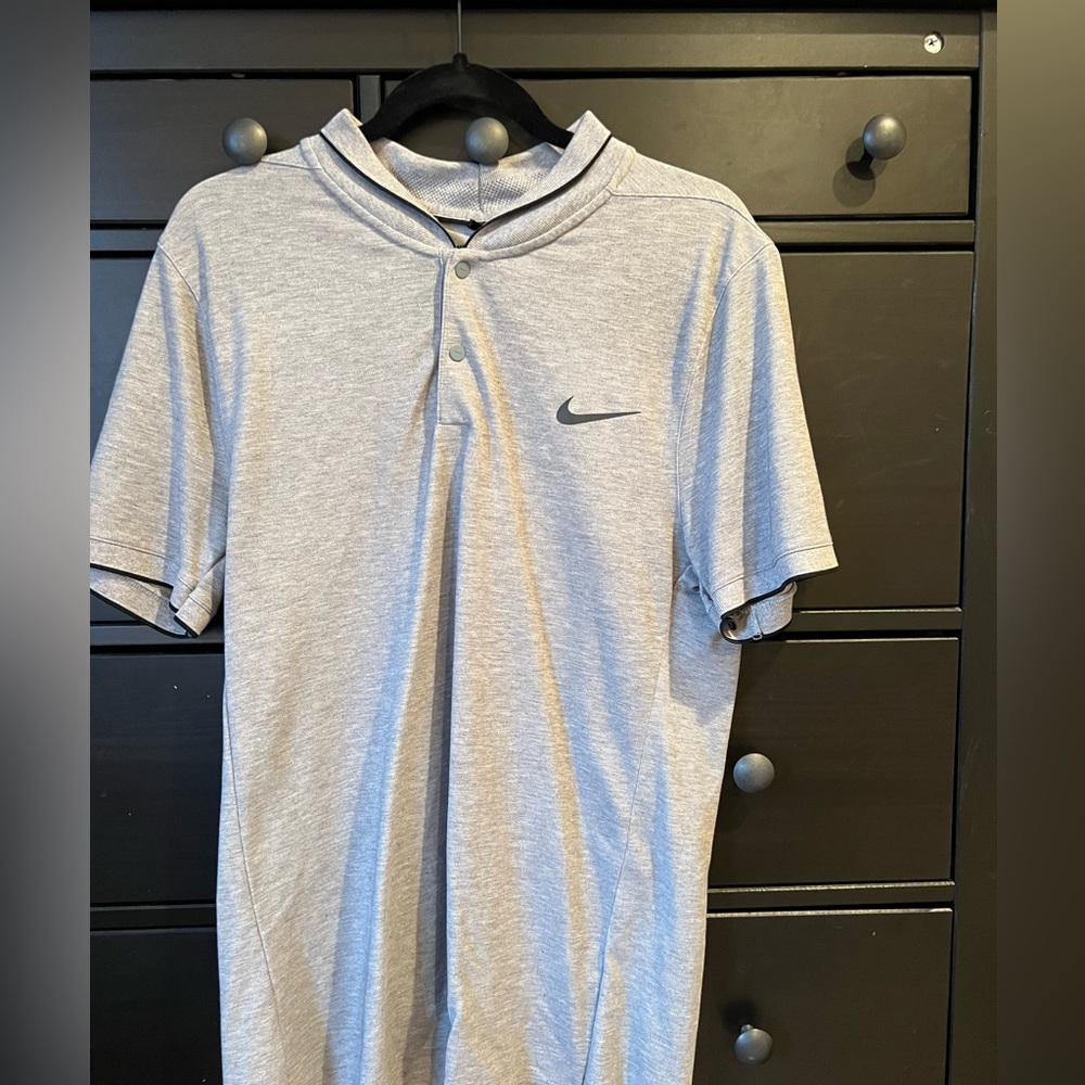 Nike men’s golf shirt, turn down collar